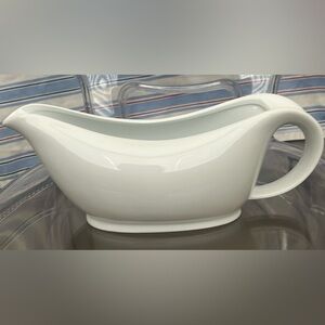 Bia Cordon Bleu Gravy Boat 32 oz Microwave, Dishwasher and Oven Safe White Gloss